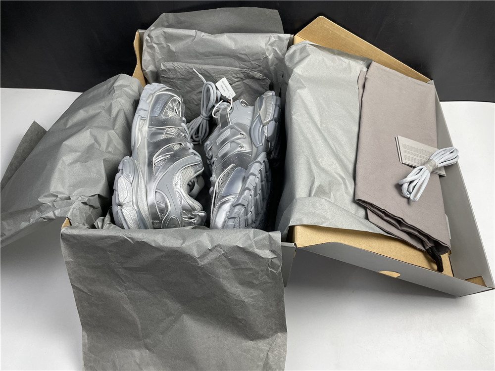 TRIPLE-S SNEAKER